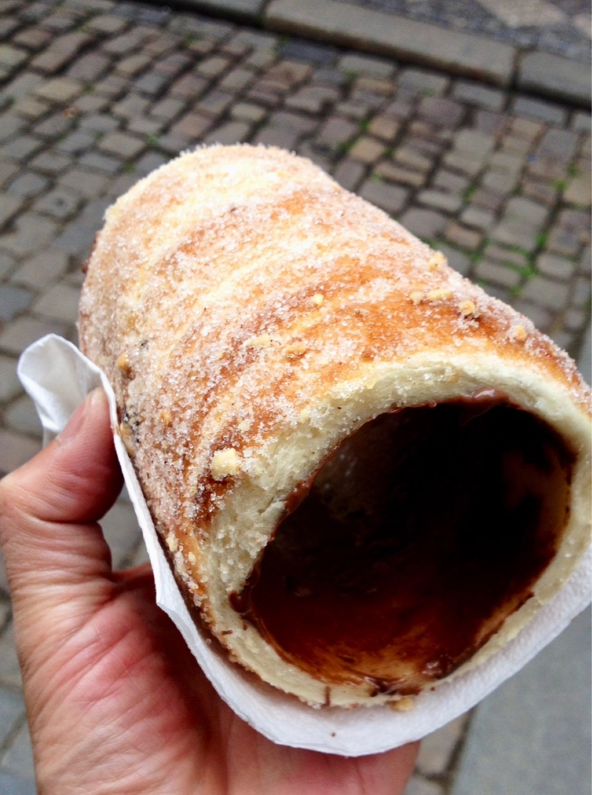 カレル橋近くでトルデルニークを頂きました。