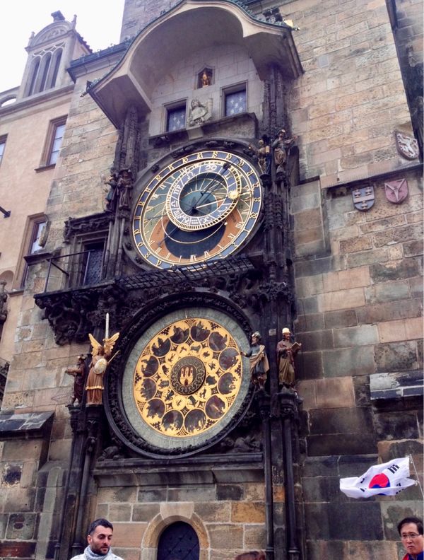 香港「NRT ✈︎ HKG ✈︎ CDG ✈︎ PRG ✈︎ FRA ✈︎ HKG ✈︎ NRT」の写真：旧市庁舎と天文時計、ティーン教会。