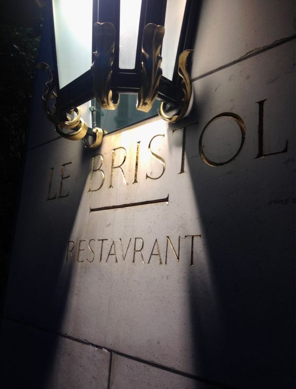 香港「NRT ✈︎ HKG ✈︎ CDG ✈︎ PRG ✈︎ FRA ✈︎ HKG ✈︎ NRT」の写真：LE BRISTOL

ワインはメオ•カ...