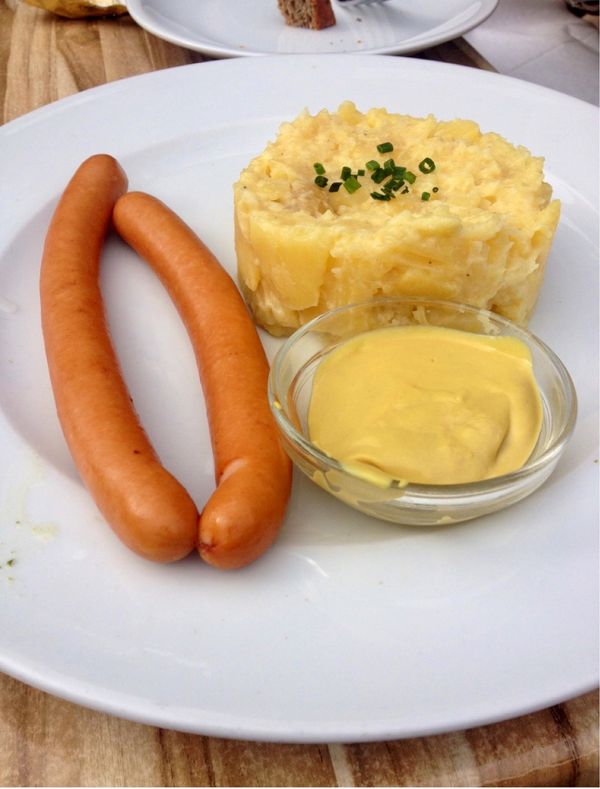 香港「NRT ✈︎ HKG ✈︎ CDG ✈︎ PRG ✈︎ FRA ✈︎ HKG ✈︎ NRT」の写真：パブでソーセージとビール。