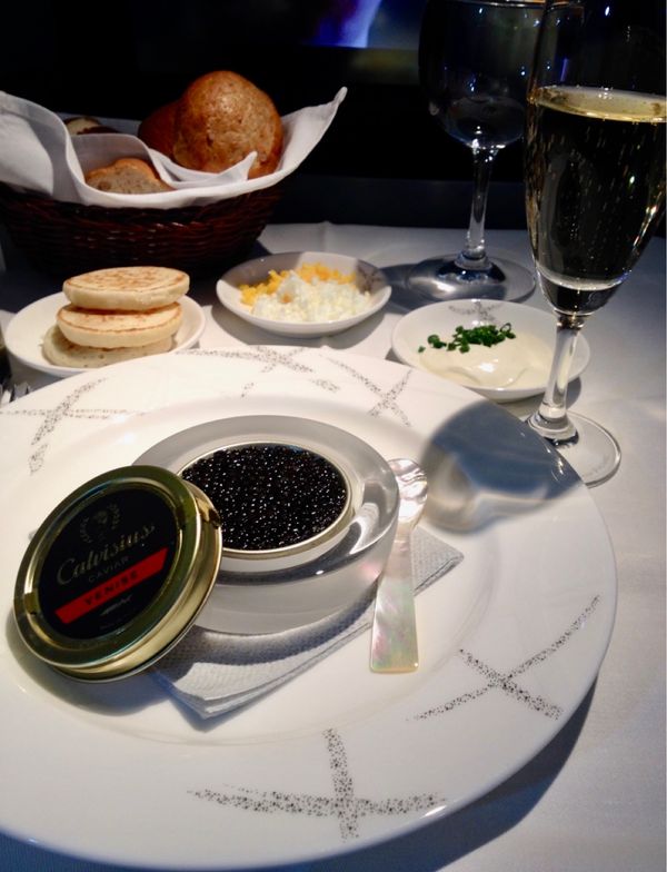 香港「NRT ✈︎ HKG ✈︎ CDG ✈︎ PRG ✈︎ FRA ✈︎ HKG ✈︎ NRT」の写真：コロナ前のファーストクラスは、今では考え...