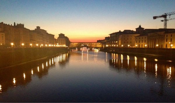 香港・跑馬地 Happy Valley「NRT ✈︎ HKG ✈︎ MXP 🚇 Venezia 🚇 Firenze 🚇 Pisa 🚇 Firenze 🚇 MXP ✈︎ HKG ✈︎ NRT」の写真：ポンテ•ベッキオの夕暮れ