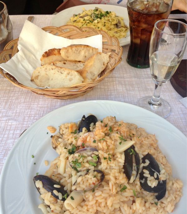 香港・跑馬地 Happy Valley「NRT ✈︎ HKG ✈︎ MXP 🚇 Venezia 🚇 Firenze 🚇 Pisa 🚇 Firenze 🚇 MXP ✈︎ HKG ✈︎ NRT」の写真：斜塔近くのレストランでランチ。