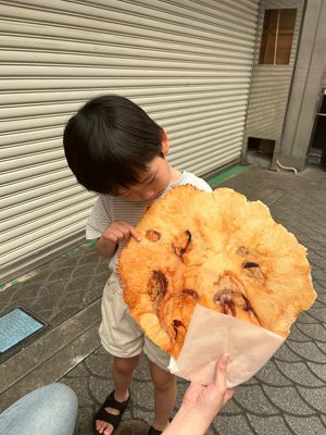 商店街はとても賑わっており、魚から野菜までなんでも売ってました。明石焼きの...