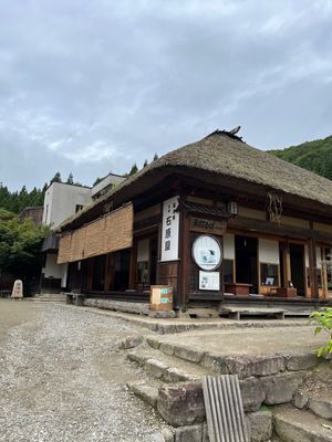 福島県大内宿。
江戸時代の宿場町で茅葺き屋根の建物がいくつも残っていました...