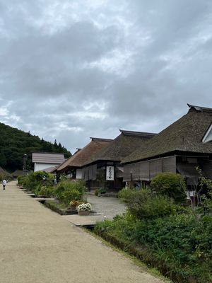 福島県大内宿。
江戸時代の宿場町で茅葺き屋根の建物がいくつも残っていました...