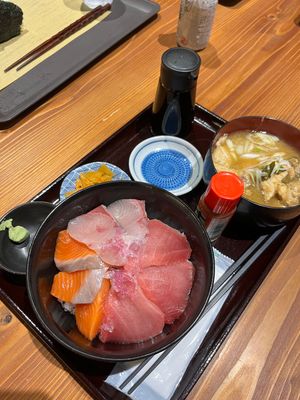 山形県。前日に続き2日目の海鮮丼。昨日のお店が失敗した？これぞ海鮮丼！美味...