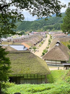 福島県大内宿。
江戸時代の宿場町で茅葺き屋根の建物がいくつも残っていました...