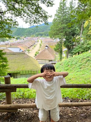 福島県大内宿。
江戸時代の宿場町で茅葺き屋根の建物がいくつも残っていました...