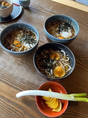 福島県大内宿。ネギで食べる蕎麦。かじりながら頂くようです。ネギは生なので辛...