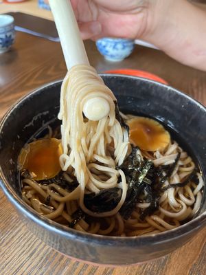 福島県大内宿。ネギで食べる蕎麦。かじりながら頂くようです。ネギは生なので辛...