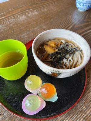 福島県大内宿。ネギで食べる蕎麦。かじりながら頂くようです。ネギは生なので辛...