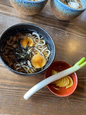 福島県大内宿。ネギで食べる蕎麦。かじりながら頂くようです。ネギは生なので辛...