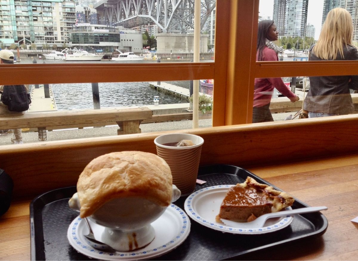 買い物の合間にクラムチャウダーを頂きます。