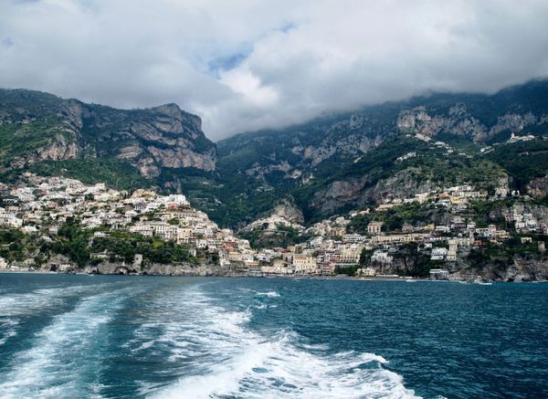 香港・跑馬地 Happy Valley「NRT ✈︎ HKG ✈︎ MXP ✈︎ NAP ⛐ Positano ⛐ Sorrent 𓊝 Capli 𓊝 Sorrent 🚇 Rome ✈︎ HKG ✈︎ NRT」の写真：ポジターノからボートでアマルフィへ向かいます。