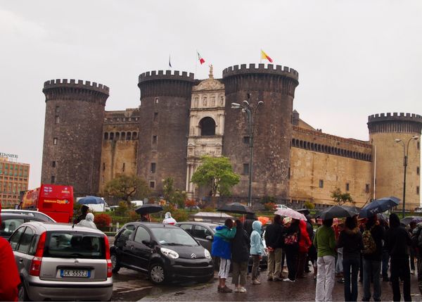 香港・跑馬地 Happy Valley「NRT ✈︎ HKG ✈︎ MXP ✈︎ NAP ⛐ Positano ⛐ Sorrent 𓊝 Capli 𓊝 Sorrent 🚇 Rome ✈︎ HKG ✈︎ NRT」の写真：ヌオーヴォ城の近くに泊まりました。