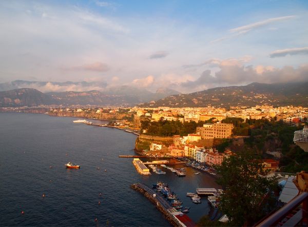 香港・跑馬地 Happy Valley「NRT ✈︎ HKG ✈︎ MXP ✈︎ NAP ⛐ Positano ⛐ Sorrent 𓊝 Capli 𓊝 Sorrent 🚇 Rome ✈︎ HKG ✈︎ NRT」の写真：ソレントに到着。