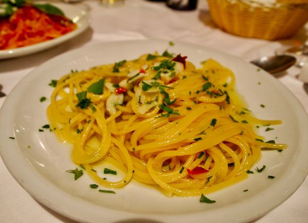 香港・跑馬地 Happy Valley「NRT ✈︎ HKG ✈︎ MXP ✈︎ NAP ⛐ Positano ⛐ Sorrent 𓊝 Capli 𓊝 Sorrent 🚇 Rome ✈︎ HKG ✈︎ NRT」の写真：ホテル横のイタリアン。