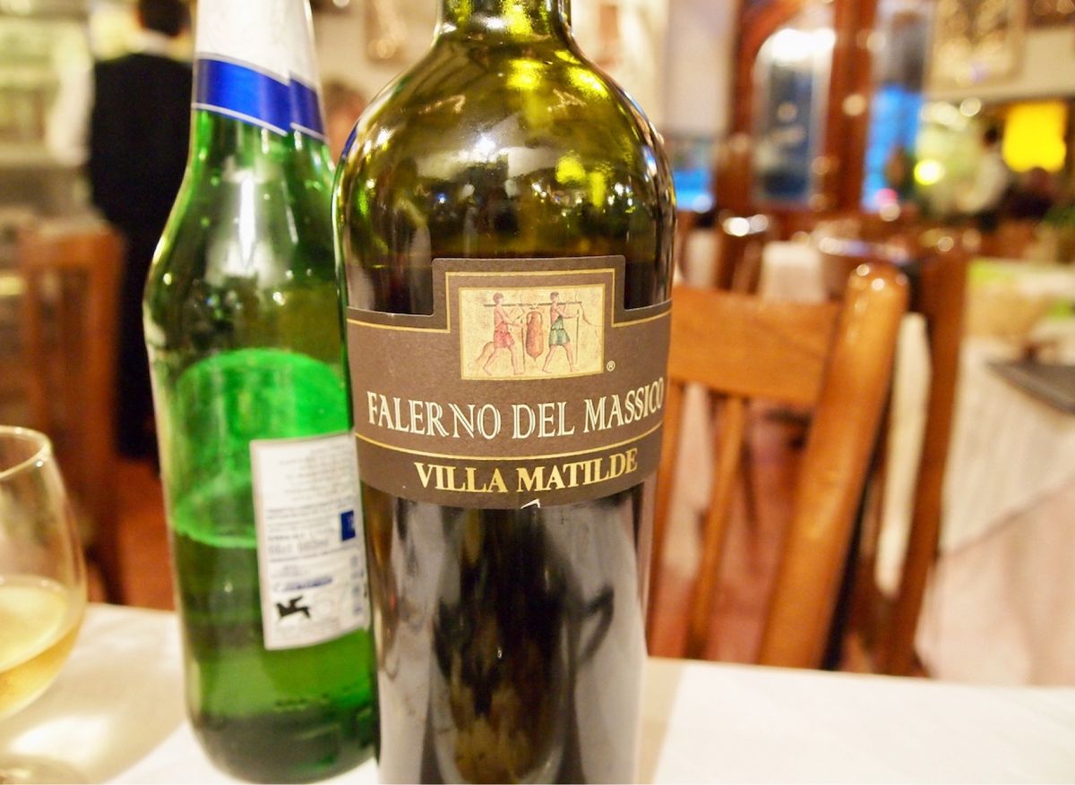 ヌオーヴォ城の近くに泊まりました。