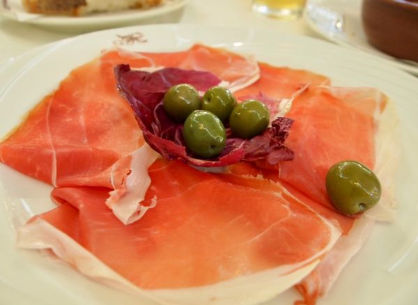 香港・跑馬地 Happy Valley「NRT ✈︎ HKG ✈︎ MXP ✈︎ NAP ⛐ Positano ⛐ Sorrent 𓊝 Capli 𓊝 Sorrent 🚇 Rome ✈︎ HKG ✈︎ NRT」の写真：ランチ。

ナポリと言えばイイダコ、と言...