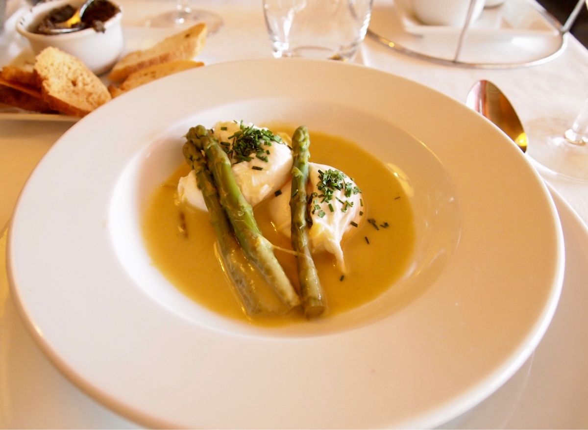 ランチはエッフェル塔が見えるカフェで。