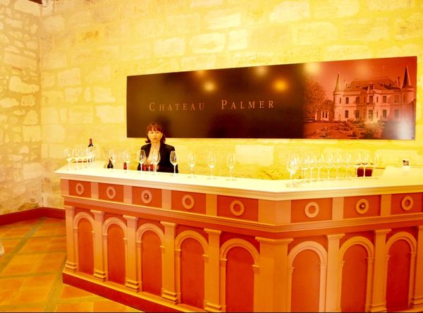 フランス「NRT ✈︎ HKG ✈︎ CDG 🚇 Bordeaux ⛐ Pauillac ⛐ Margaux 🚇 CDG ✈︎ HKG ✈︎ NRT」の写真：レクチャーを受けながら試飲。