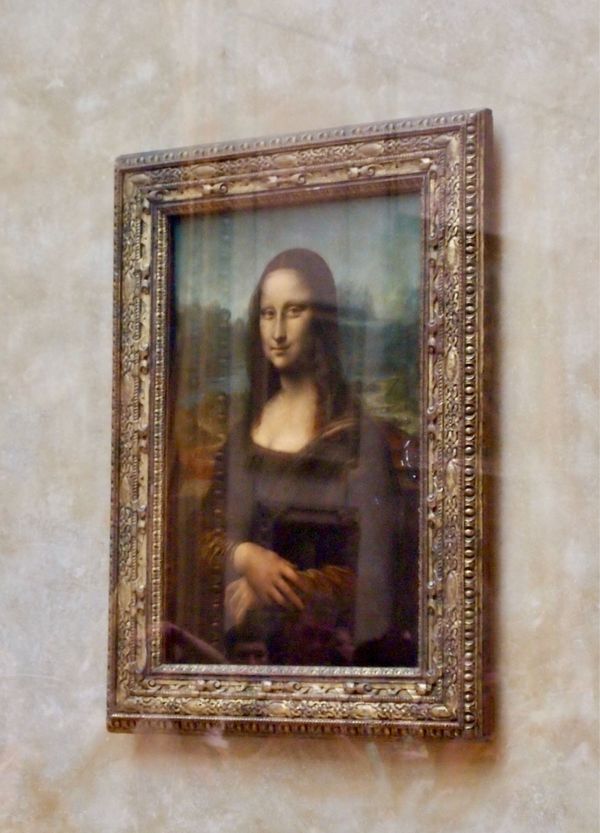 香港・跑馬地 Happy Valley「NRT ✈︎ HKG ✈︎ CDG 🚇 Bordeaux ⛐ Pauillac ⛐ Margaux 🚇 CDG ✈︎ HKG ✈︎ NRT」の写真：モナリザは人だかりでした。