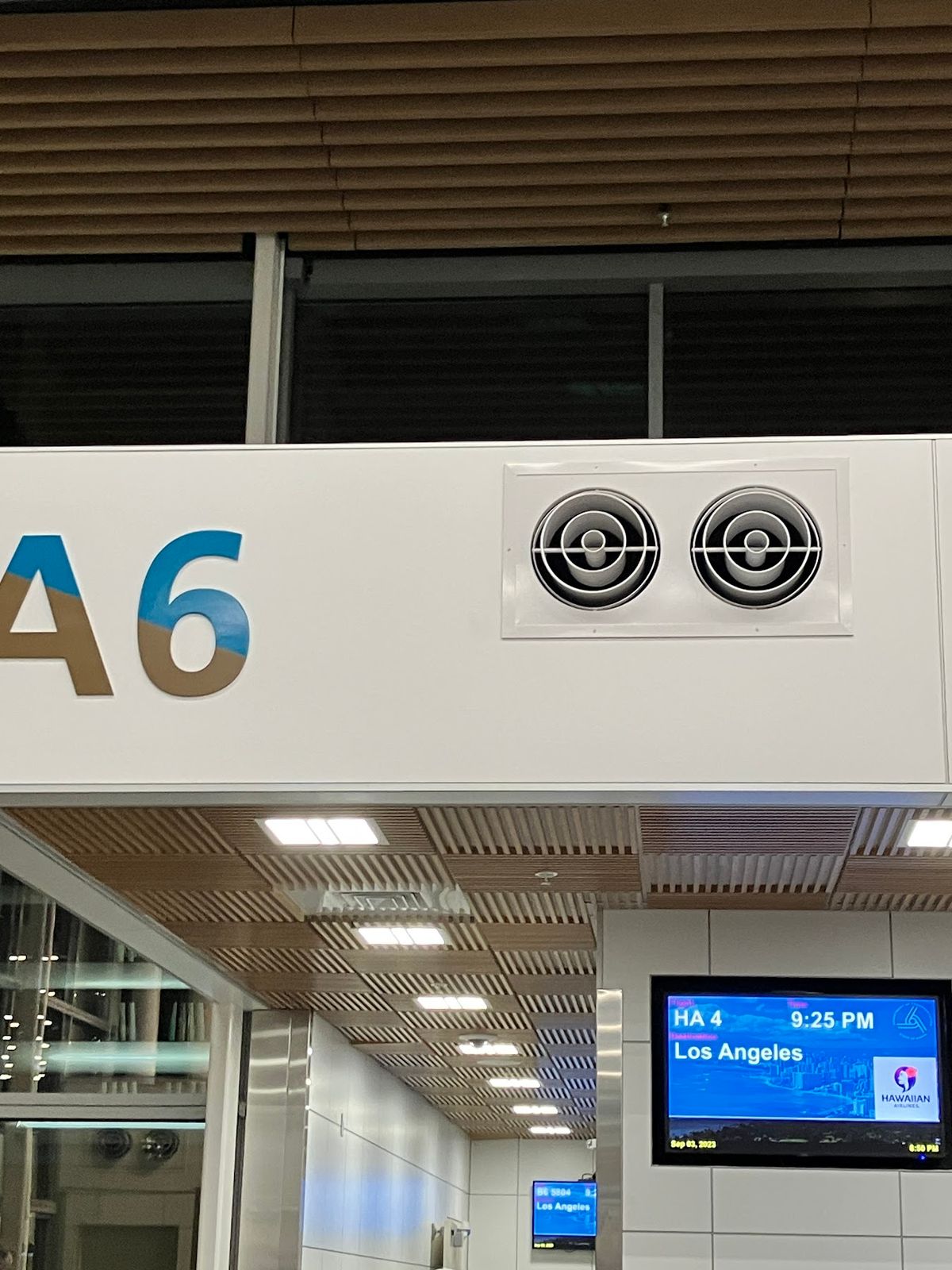 今年2度目のアメリカ渡航
ハワイ乗り換え時の写真です。
結構待つことになっ...