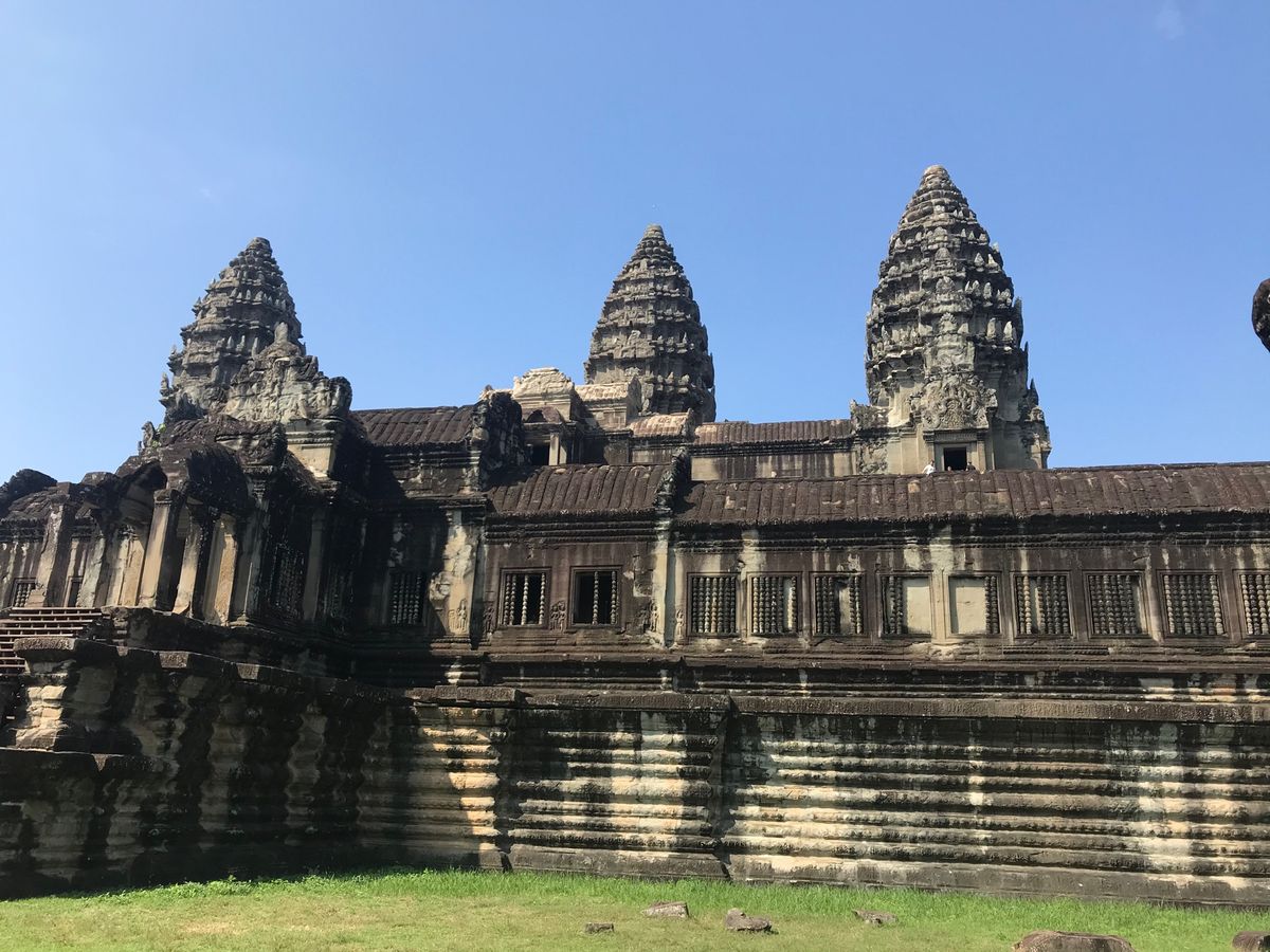 米ドルが好まれます。アンコールワットへの入場料は70ドルいかない程度です。