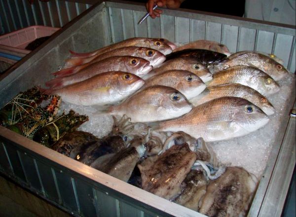 香港・銅鑼湾 Causeway Bay「HKG ✈︎ DPS ✈︎ HKG」の写真：ジンバラン浜辺のシーフードレストラン。ク...