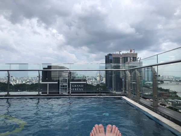 ベトナム・ホーチミンシティ「2023.09SGN放置民」の写真：暑いのでホテルのプールでクールダウン