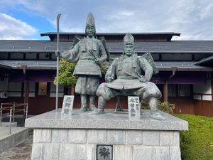 奈良井から列車に乗って宮ノ越へ。こちらは旭将軍木曽義仲縁の地。義仲の菩提寺...