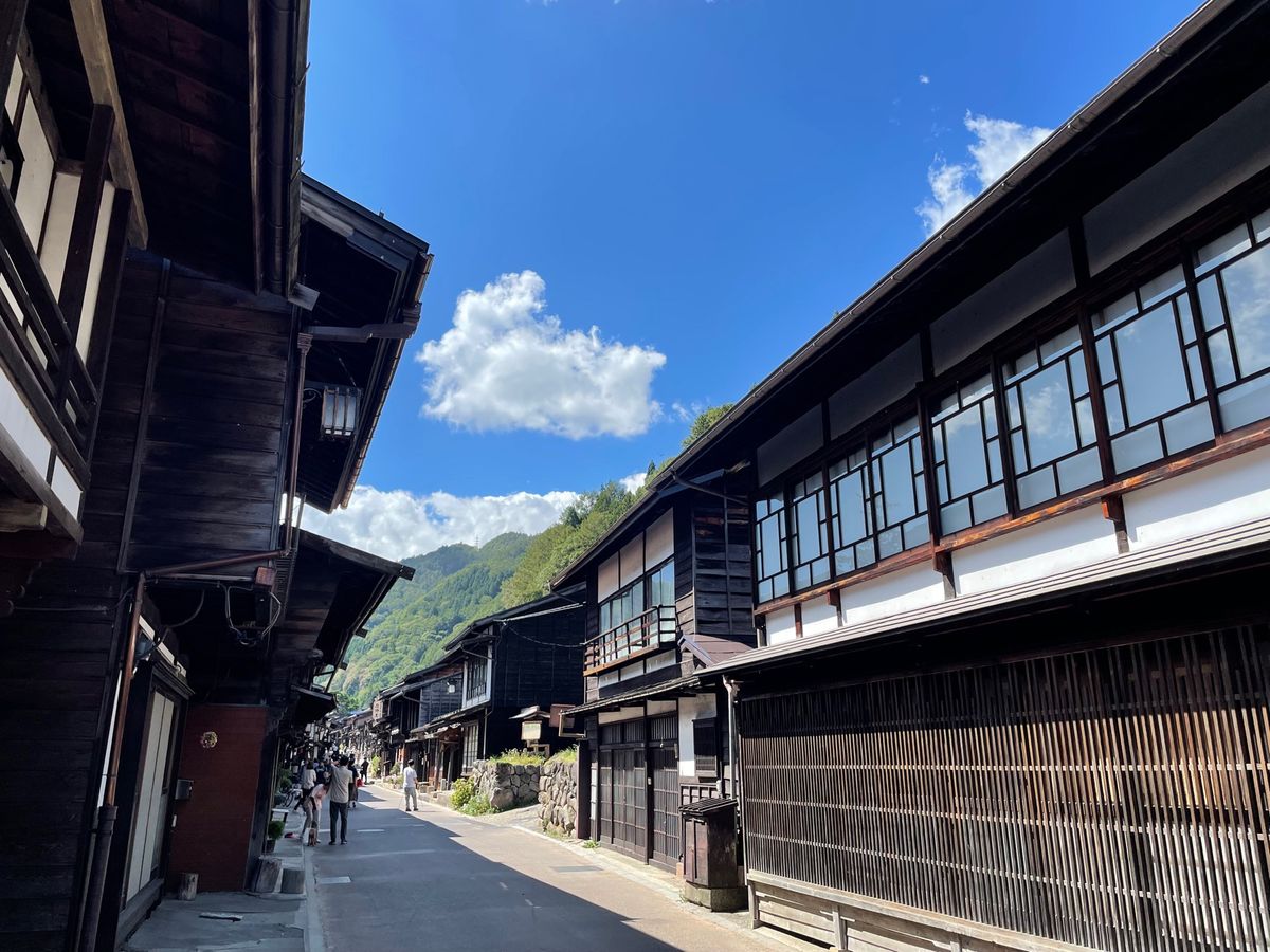 木曽福島から列車に乗って奈良井宿へ。こちらも当時の街並みが残っています。レ...