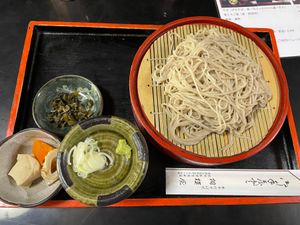 お昼はレトロな雰囲気の手打ち蕎麦のお店。こちらは地元産の蕎麦粉を使った９割...