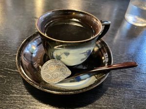 レトロな雰囲気の喫茶店で一休み。サイフォンで淹れたマンデリンをいただきました。