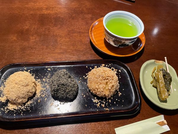 日本・長野県「秋の信州。木曽路・宿場町探訪」の写真：奈良井駅近くのカフェ深山で一休み。緑に囲...
