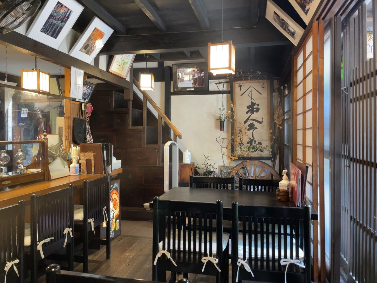 レトロな雰囲気の喫茶店で一休み。サイフォンで淹れたマンデリンをいただきました。