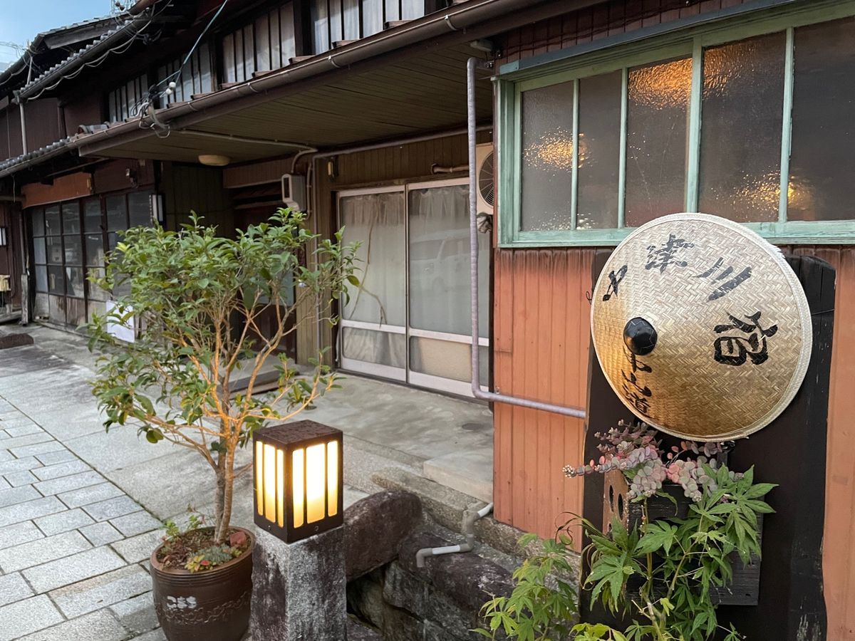 最後は中津川宿。栗きんとんで有名な「すや」と「川上屋」にも立ち寄りお土産の...