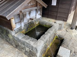 奈良井宿にはこうした昔の水場があちこちにありました。水は冷たくて気持ち良い。