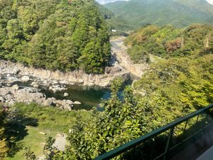 特急しなのに乗って先ずは木曽福島駅へ。途中浦島太郎伝説の「寝覚めの床」が車...