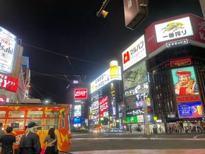 晩ご飯はまず海鮮だね！と前回良かった居酒屋の系列店「ルンゴカーニバル」へ。...