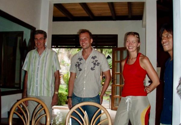 香港・赤鱲角 Chek Lap Kok「HKG ✈︎ SIN ✈︎ MDC ✈︎ SIN ✈︎ HKG」の写真：レンべリゾートのオーナーとスタッフさん。