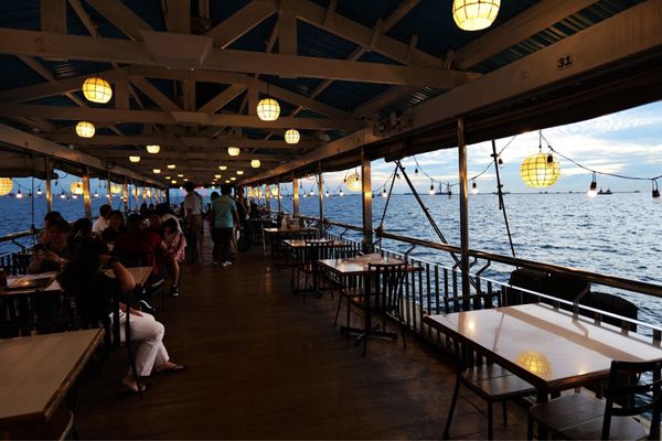 フィリピン・Manila「フィリピン出張」の写真：海に囲まれたレストラン
