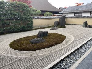 大徳寺の龍源院。こちらは枯山水の庭園。