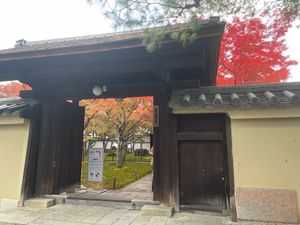 今日は京都の紅葉を見に来ました。最初は大徳寺の黄梅院。ここは前庭のみ写真撮...