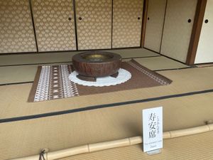 大徳寺の総見院。本能寺の変後に豊臣秀吉が建立した織田信長の菩提寺。当時描か...