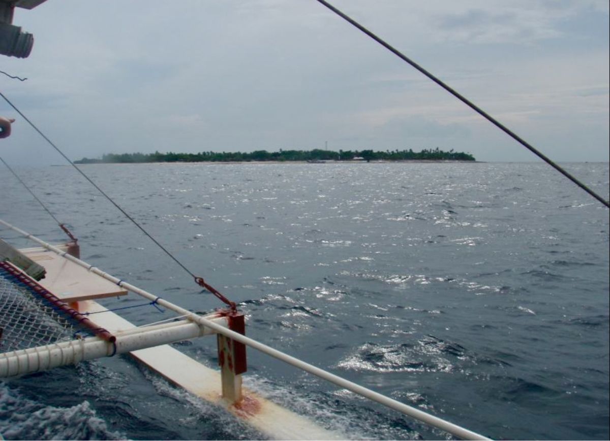 リロアンからバンカーボートで片道3時間かけて、バリカサグ島へ