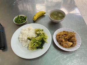 初ベトナムめしは近所の食堂でごはんとこれとこれ注文で。キャベツと空芯菜みた...