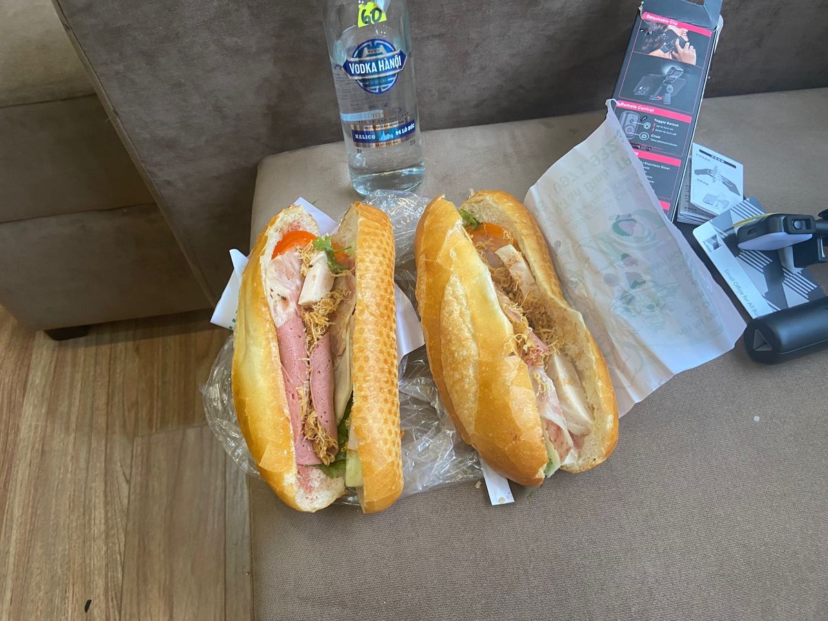 初ベトナムめしは近所の食堂でごはんとこれとこれ注文で。キャベツと空芯菜みた...