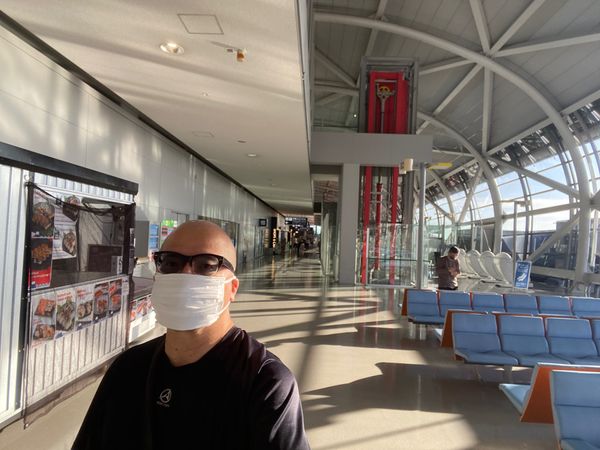 ベトナム「関空 → ホーチミン → バリ島→ 関空」の写真：10月2日。
1 ) 2 )
超ひさびさ...